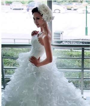 Charming Lace Strapless Tailing Wedding Dress White
